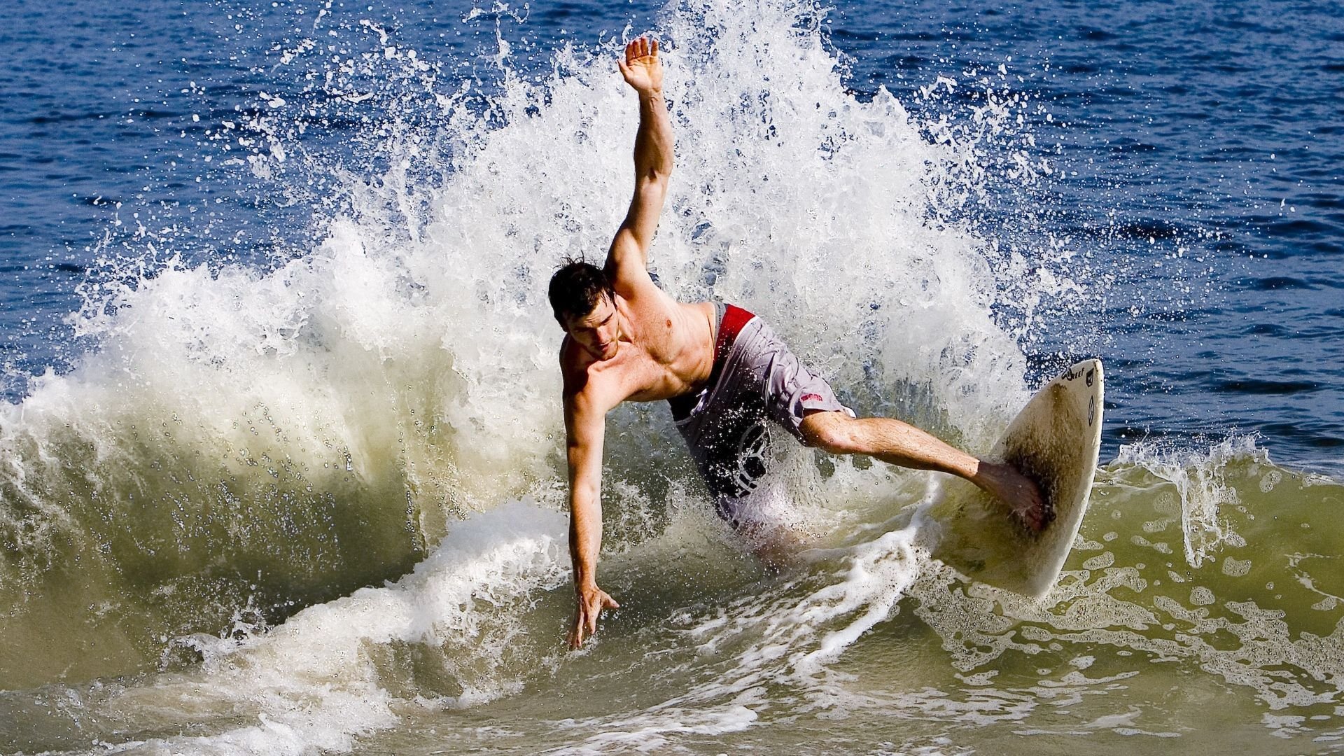 【粉丝狂欢】现场观众的热情更添比赛火热氛围，粉丝活动