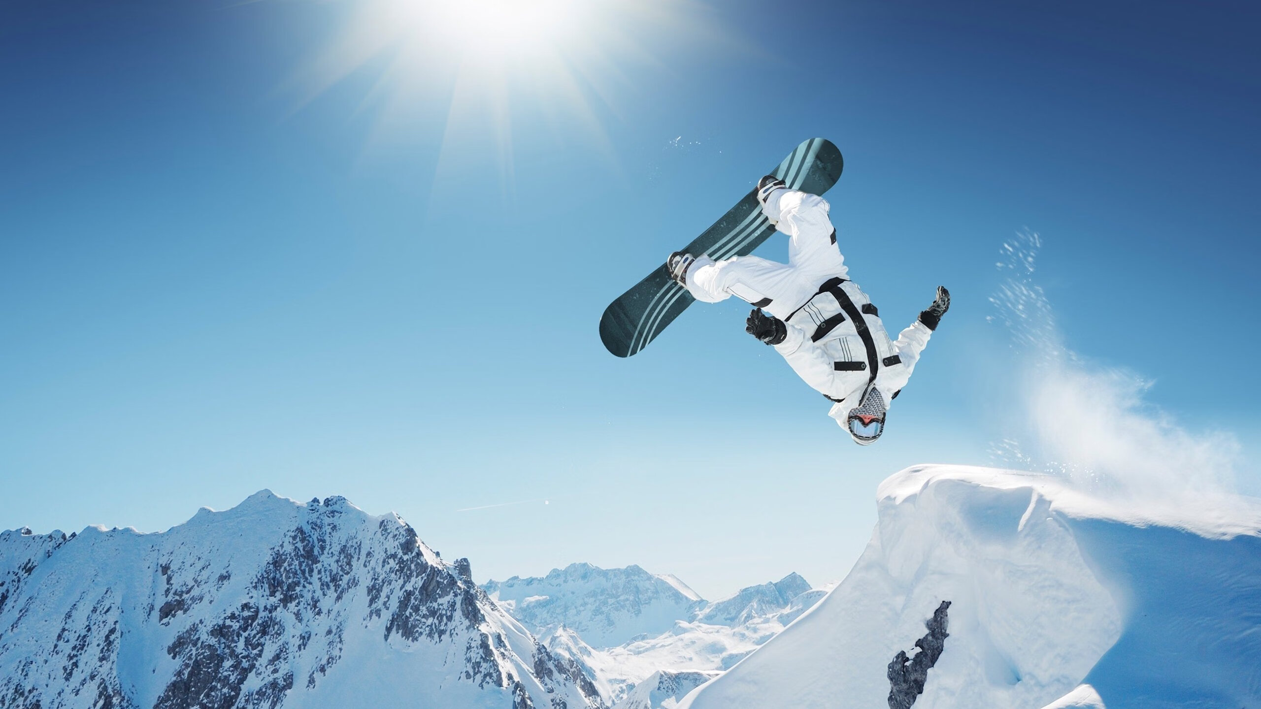 德甲：拜仁5-0横扫奥格斯堡，莱万完成帽子戏法，拜仁5-1狂胜 莱万梅开二度